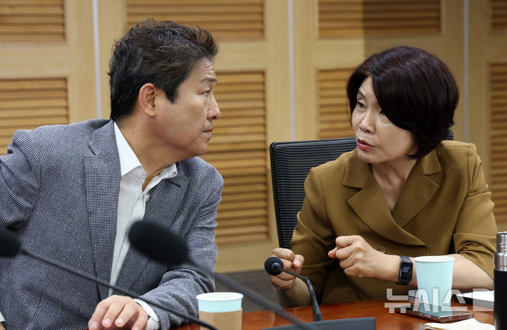 [서울=뉴시스] 고범준 기자 = 한정애 더불어민주당 정책위의장과 김영배 의원이 6일 오전 서울 여의도 국회 의원회관에서 열린 부동산 정책 대응을 위한 비공개 간담회에서 대화를 하고 있다. 2026.08.06. bjko@newsis.com