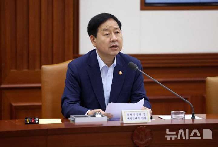 [서울=뉴시스] 김선웅 기자 = 구윤철 부총리 겸 재정경제부 장관이 6일 서울 종로구 정부서울청사에서 열린 비상경제본부 회의 겸 경제·구조혁신 관계장관회의에서 모두발언을 하고 있다. 2026.08.06. mangusta@newsis.com