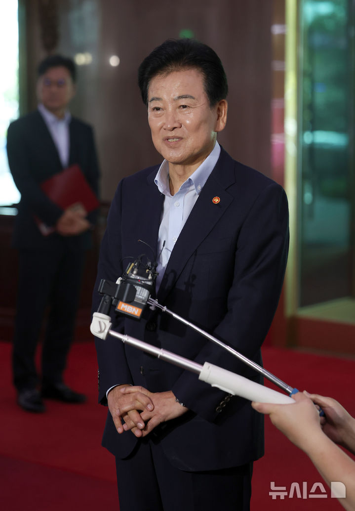 [서울=뉴시스] 김선웅 기자 = 정동영 통일부 장관이 6일 서울 종로구 정부서울청사로 등청하며 취재진 질문에 답변하고 있다. 2026.08.06. mangusta@newsis.com