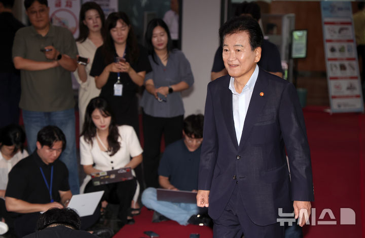 [서울=뉴시스] 김선웅 기자 = 정동영 통일부 장관이 6일 서울 종로구 정부서울청사로 등청하고 있다. 2026.08.06. mangusta@newsis.com