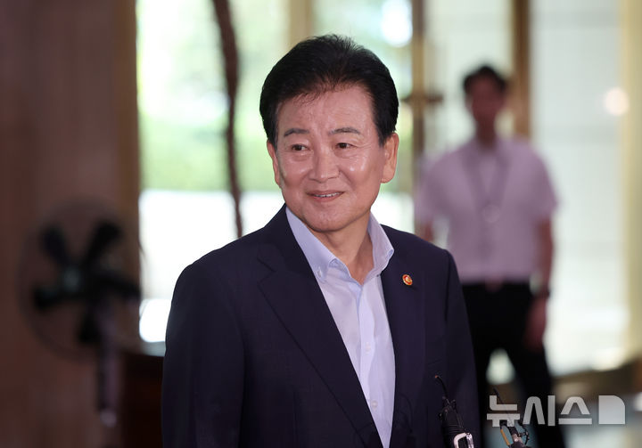 [서울=뉴시스] 김선웅 기자 = 정동영 통일부 장관이 6일 서울 종로구 정부서울청사로 등청하며 취재진 질문에 답변하고 있다. 2026.08.06. mangusta@newsis.com