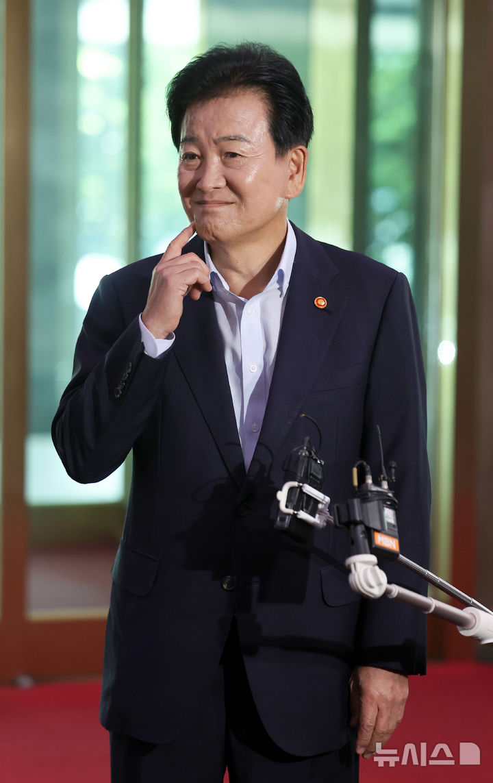 [서울=뉴시스] 김선웅 기자 = 정동영 통일부 장관이 6일 서울 종로구 정부서울청사로 등청하며 취재진 질문에 답변하고 있다. 2026.08.06. mangusta@newsis.com