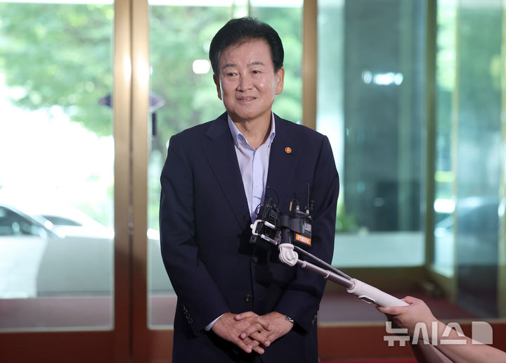 [서울=뉴시스] 김선웅 기자 = 정동영 통일부 장관이 6일 서울 종로구 정부서울청사로 등청하며 취재진 질문에 답변하고 있다. 2026.08.06. mangusta@newsis.com