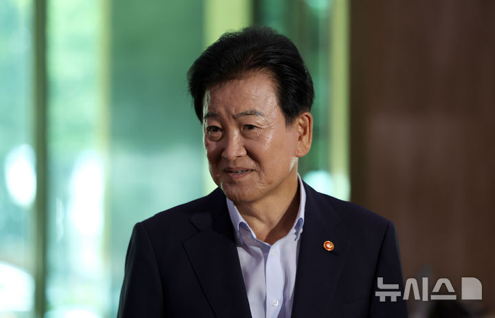 [서울=뉴시스] 김선웅 기자 = 정동영 통일부 장관이 6일 서울 종로구 정부서울청사로 등청하며 취재진 질문에 답변하고 있다. 2026.08.06. mangusta@newsis.com