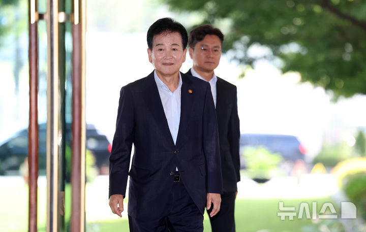 [서울=뉴시스] 김선웅 기자 = 정동영 통일부 장관이 6일 서울 종로구 정부서울청사로 등청하고 있다. 2026.08.06. mangusta@newsis.com