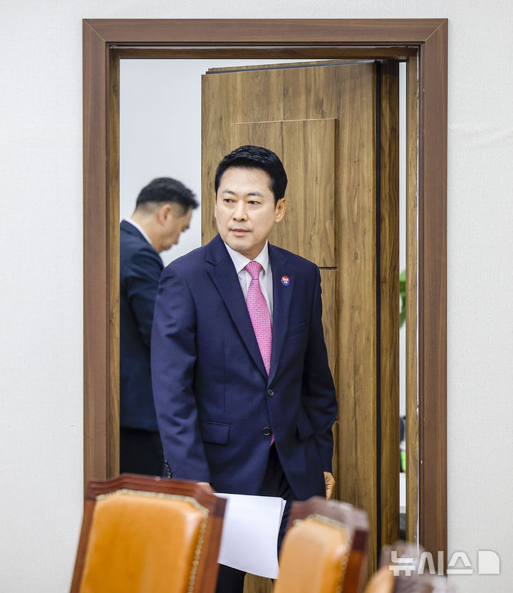 [서울=뉴시스] 정병혁 기자 = 장동혁 국민의힘 대표가 6일 서울 여의도 국회에서 열린 최고위원회의에 참석하고 있다. 2026.08.06. jhope@newsis.com