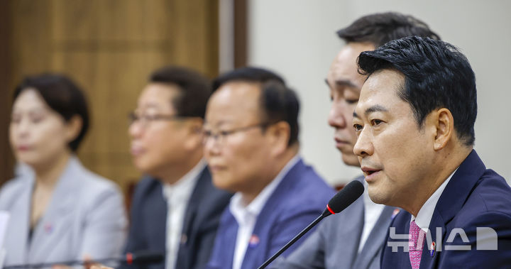 [서울=뉴시스] 정병혁 기자 = 장동혁 국민의힘 대표가 6일 서울 여의도 국회에서 열린 최고위원회의에서 발언하고 있다. 2026.08.06. jhope@newsis.com