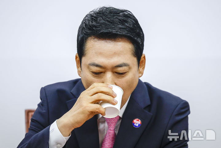 [서울=뉴시스] 정병혁 기자 = 장동혁 국민의힘 대표가 6일 서울 여의도 국회에서 열린 최고위원회의에서 물을 마시고 있다. 2026.08.06. jhope@newsis.com