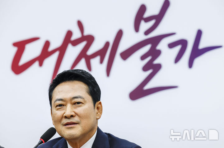 [서울=뉴시스] 정병혁 기자 = 장동혁 국민의힘 대표가 6일 서울 여의도 국회에서 열린 최고위원회의에서 발언하고 있다. 2026.08.06. jhope@newsis.com
