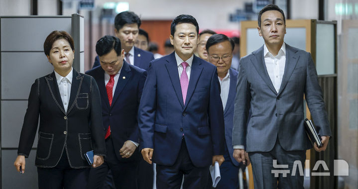 [서울=뉴시스] 정병혁 기자 = 장동혁 국민의힘 대표를 비롯한 당 지도부가 6일 서울 여의도 국회에서 열린 최고위원회의에 참석하고 있다. 2026.08.06. jhope@newsis.com