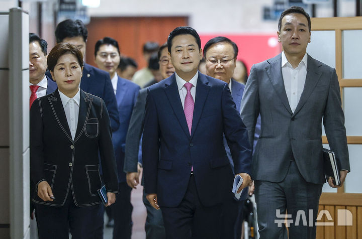 [서울=뉴시스] 정병혁 기자 = 장동혁 국민의힘 대표를 비롯한 당 지도부가 6일 서울 여의도 국회에서 열린 최고위원회의에 참석하고 있다. 2026.08.06. jhope@newsis.com