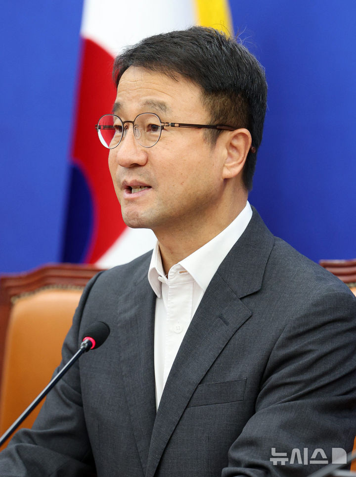[서울=뉴시스] 고범준 기자 = 한병도 더불어민주당 대표 직무대행 겸 원내대표가 6일 오전 서울 여의도 국회에서 열린 정책조정회의에서 발언하고 있다. 2026.08.06. bjko@newsis.com