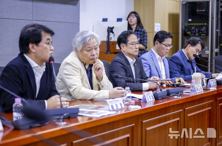 [서울=뉴시스] 정병혁 기자 = 6일 서울 여의도 국회 의원회관에서 세제개편안 평가 전문가 토론회가 열리고 있다. 2026.08.06. jhope@newsis.com