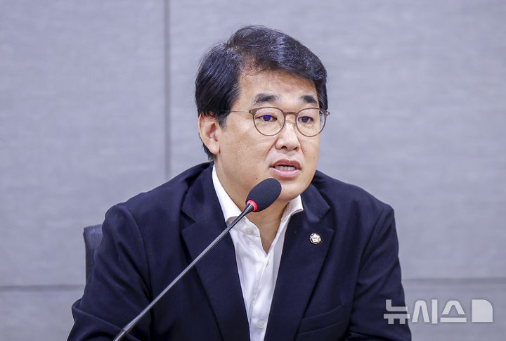 [서울=뉴시스] 정병혁 기자 = 배준영 국민의힘 의원이 6일 서울 여의도 국회 의원회관에서 열린 세제개편안 평가 전문가 토론회에서 발언하고 있다. 2026.08.06. jhope@newsis.com