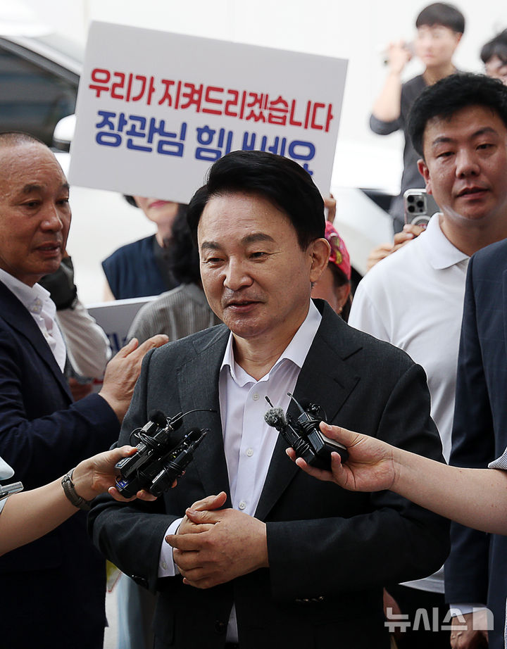 [과천=뉴시스] 김명년 기자 = 원희룡 전 국토교통부 장관이 6일 오전 경기도 과천시 2차 종합특검 사무실로 직권남용권리행사방해 혐의 관련 피의자 조사를 받기 위해 출석하며 취재진 질문에 답하고 있다.2026.08.06. kmn@newsis.com