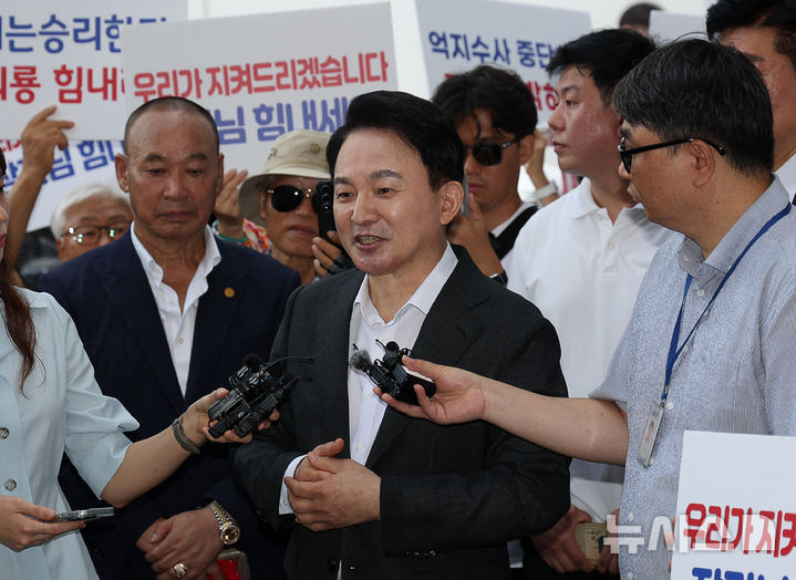 [과천=뉴시스] 김명년 기자 = 원희룡 전 국토교통부 장관이 6일 오전 경기도 과천시 2차 종합특검 사무실로 직권남용권리행사방해 혐의 관련 피의자 조사를 받기 위해 출석하며 취재진 질문에 답하고 있다. 2026.08.06. kmn@newsis.com