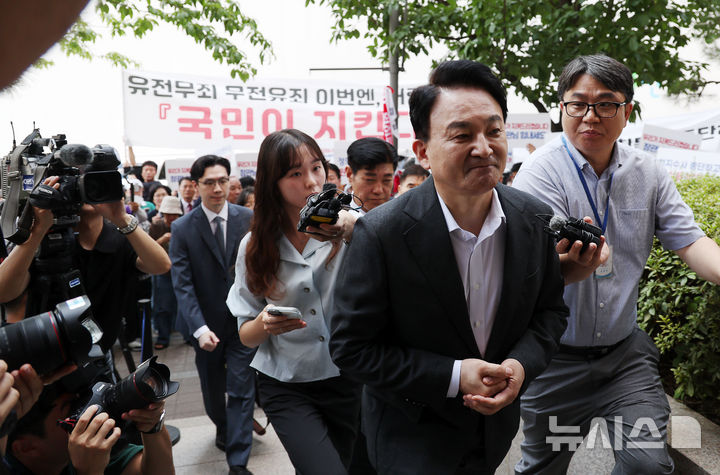 [과천=뉴시스] 김명년 기자 = 원희룡 전 국토교통부 장관이 6일 오전 경기도 과천시 2차 종합특검 사무실로 직권남용권리행사방해 혐의 관련 피의자 조사를 받기 위해 출석하고 있다. 2026.08.06. kmn@newsis.com