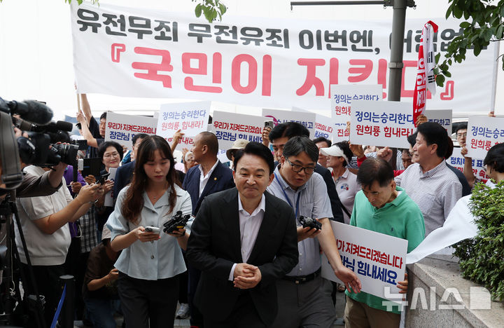 [과천=뉴시스] 김명년 기자 = 원희룡 전 국토교통부 장관이 6일 오전 경기도 과천시 2차 종합특검 사무실로 직권남용권리행사방해 혐의 관련 피의자 조사를 받기 위해 출석하고 있다. 2026.08.06. kmn@newsis.com
