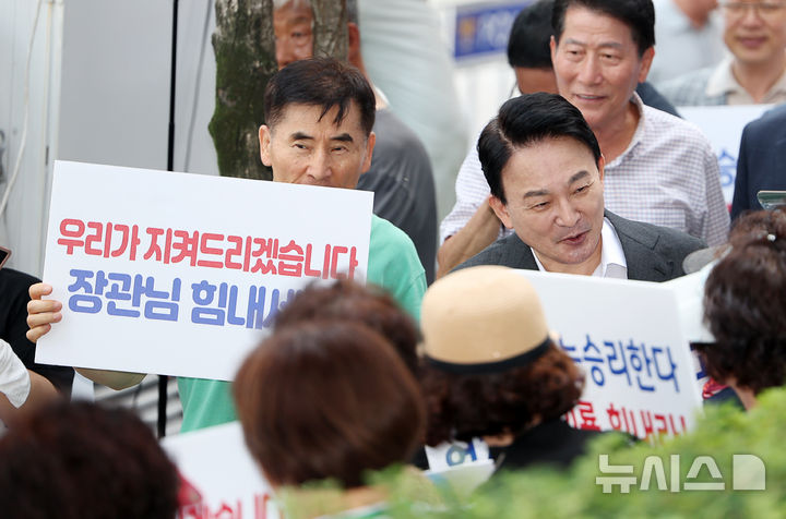 [과천=뉴시스] 김명년 기자 = 원희룡 전 국토교통부 장관이 6일 오전 경기도 과천시 2차 종합특검 사무실로 직권남용권리행사방해 혐의 관련 피의자 조사를 받기 위해 출석하며 지지자들과 인사를 나누고 있다. 2026.08.06. kmn@newsis.com