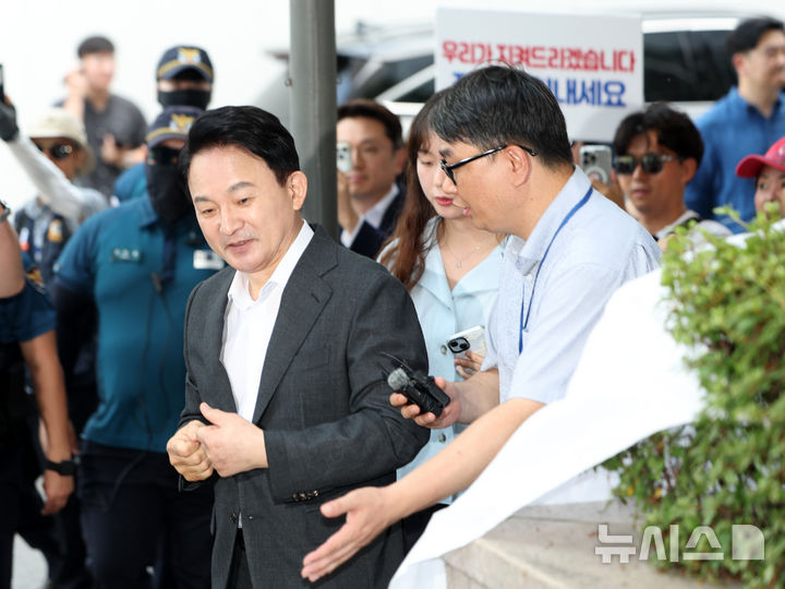[과천=뉴시스] 김명년 기자 = 원희룡 전 국토교통부 장관이 6일 오전 경기도 과천시 2차 종합특검 사무실로 직권남용권리행사방해 혐의 관련 피의자 조사를 받기 위해 출석하고 있다. 2026.08.06. kmn@newsis.com