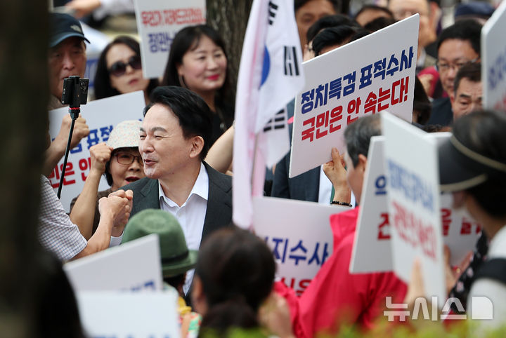 [과천=뉴시스] 김명년 기자 = 원희룡 전 국토교통부 장관이 6일 오전 경기도 과천시 2차 종합특검 사무실로 직권남용권리행사방해 혐의 관련 피의자 조사를 받기 위해 출석하며 지지자들과 인사를 나누고 있다. 2026.08.06. kmn@newsis.com