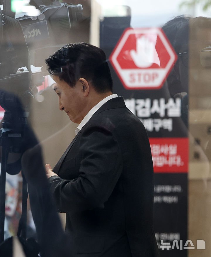 [과천=뉴시스] 김명년 기자 = 원희룡 전 국토교통부 장관이 6일 오전 경기도 과천시 2차 종합특검 사무실로 직권남용권리행사방해 혐의 관련 피의자 조사를 받기 위해 출석하고 있다. 2026.08.06. kmn@newsis.com