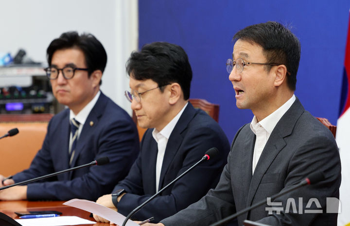 [서울=뉴시스] 고범준 기자 = 한병도 더불어민주당 대표 직무대행 겸 원내대표가 6일 오전 서울 여의도 국회에서 열린 정책조정회의에서 발언하고 있다. 2026.08.06. bjko@newsis.com
