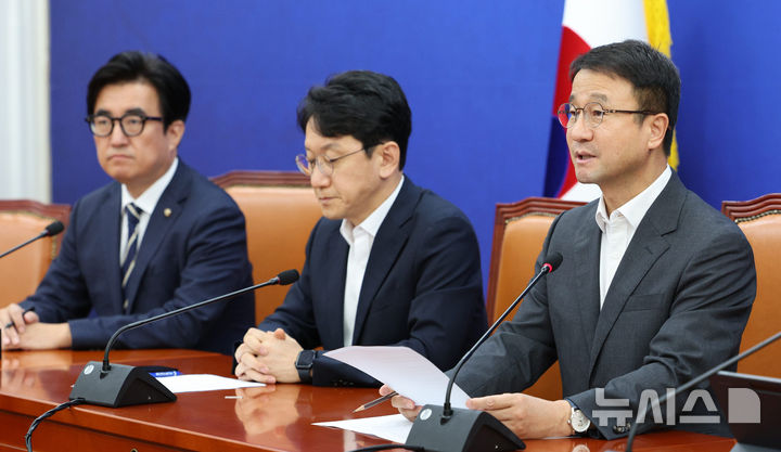 [서울=뉴시스] 고범준 기자 = 한병도 더불어민주당 대표 직무대행 겸 원내대표가 6일 오전 서울 여의도 국회에서 열린 정책조정회의에서 발언하고 있다. 2026.08.06. bjko@newsis.com