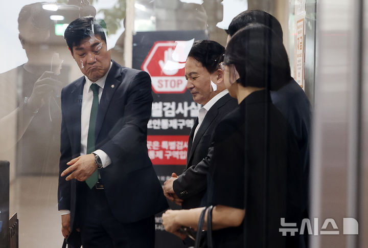 [과천=뉴시스] 김명년 기자 = 원희룡 전 국토교통부 장관이 6일 오전 경기도 과천시 2차 종합특검 사무실로 직권남용권리행사방해 혐의 관련 피의자 조사를 받기 위해 출석하고 있다. 2026.08.06. kmn@newsis.com