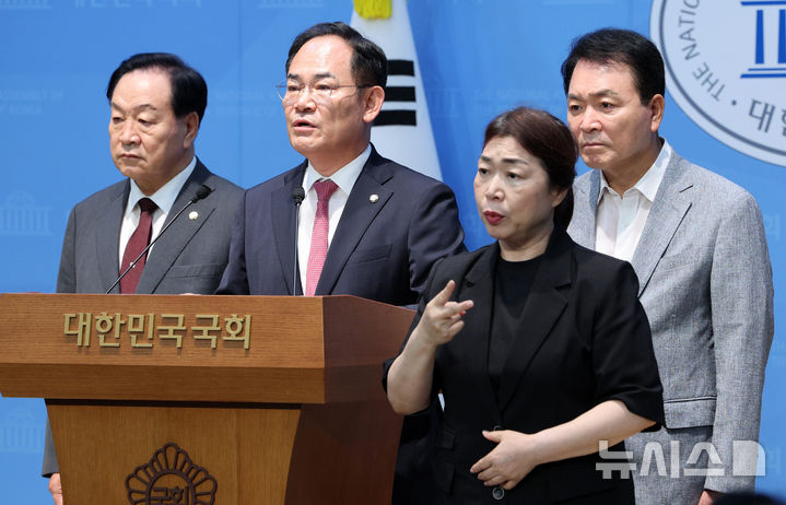 [서울=뉴시스] 고범준 기자 = 임종득 국회 국방위원회 국민의힘 간사와 한기호, 성일종 국방위원회 위원들이 6일 오전 서울 여의도 국회 소통관에서 국방 현안 관련 기자회견을 하고 있다. 2026.08.06. bjko@newsis.com