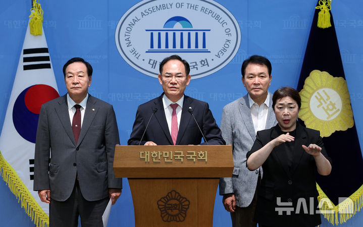 [서울=뉴시스] 고범준 기자 = 임종득 국회 국방위원회 국민의힘 간사와 한기호, 성일종 국방위원회 위원들이 6일 오전 서울 여의도 국회 소통관에서 국방 현안 관련 기자회견을 하고 있다. 2026.08.06. bjko@newsis.com