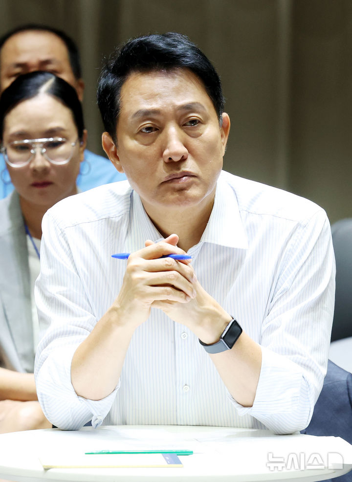 [서울=뉴시스] 박영태 기자 = 오세훈 서울시장이 6일 서울 중구 서울시청에서 열린 부동산 정상화를 위한 서울시민 대토론회에 참석해 패널의 질문을 듣고 있다. 2026.08.06. since1999@newsis.com