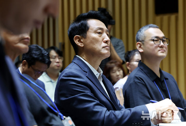 [서울=뉴시스] 박영태 기자 = 오세훈 서울시장이 6일 서울 중구 서울시청에서 열린 부동산 정상화를 위한 서울시민 대토론회에 참석해 패널의 질문을 듣고 있다. 2026.08.06. since1999@newsis.com