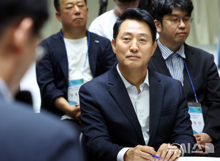 [서울=뉴시스] 박영태 기자 = 오세훈 서울시장이 6일 서울 중구 서울시청에서 열린 부동산 정상화를 위한 서울시민 대토론회에 참석해 패널의 질문을 듣고 있다. 2026.08.06. since1999@newsis.com