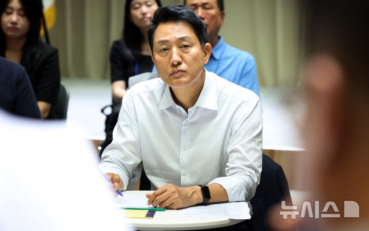[서울=뉴시스] 박영태 기자 = 오세훈 서울시장이 6일 서울 중구 서울시청에서 열린 부동산 정상화를 위한 서울시민 대토론회에 참석해 패널의 질문을 듣고 있다. 2026.08.06. since1999@newsis.com