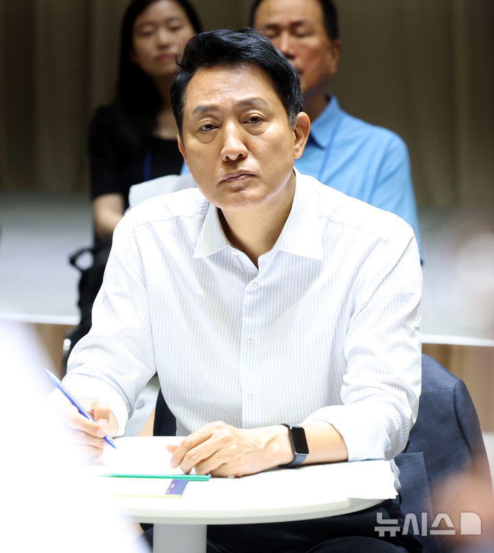 [서울=뉴시스] 박영태 기자 = 오세훈 서울시장이 6일 서울 중구 서울시청에서 열린 부동산 정상화를 위한 서울시민 대토론회에 참석해 패널의 질문을 듣고 있다. 2026.08.06. since1999@newsis.com