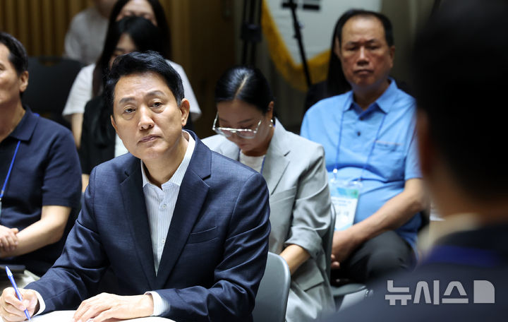 [서울=뉴시스] 박영태 기자 = 오세훈 서울시장이 6일 서울 중구 서울시청에서 열린 부동산 정상화를 위한 서울시민 대토론회에 참석해 패널의 질문을 듣고 있다. 2026.08.06. since1999@newsis.com