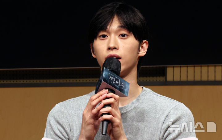 [서울=뉴시스] 박주성 기자 = 지크프리드 역을 맡은 전민철 발레리노가 6일 오전 서울 서초구 예술의전당 음악당 인춘아트홀에서 열린 예술의전당 & 유니버설발레단 공동기획 '백조의 호수' 기자간담회에서 소감을 말하고 있다. 2026.08.06. park7691@newsis.com