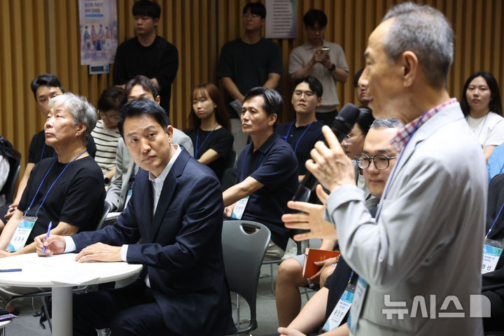 [서울=뉴시스] 박영태 기자 = 오세훈 서울시장이 6일 서울 중구 서울시청에서 열린 부동산 정상화를 위한 서울시민 대토론회에 참석하고 있다. 2026.08.06. since1999@newsis.com