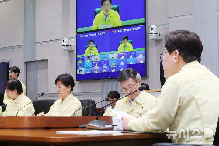 [서울=뉴시스] 김진아 기자 = 이재명 대통령이 6일 정부서울청사 중앙재난안전상황실 서울상황센터 열린 폭염 가뭄 대처상황 점검회의에서 발언하고 있다. (청와대통신사진기자단) 2026.08.06. bluesoda@newsis.com