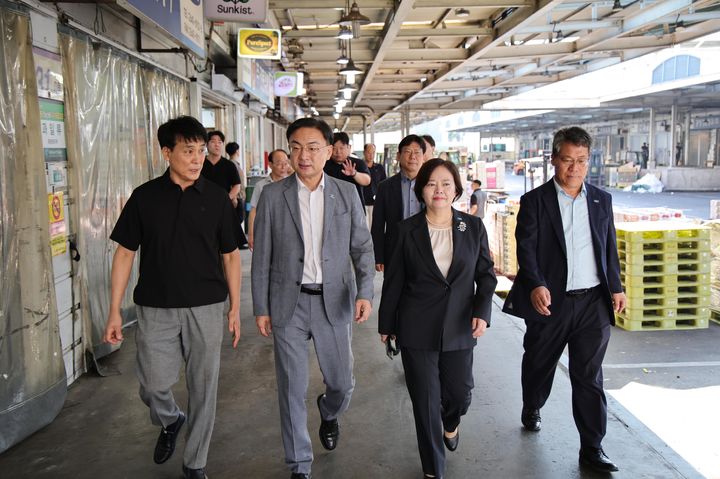 [서울=뉴시스] 조국혁신당 신장식 대표, 정춘생 사무총장, 박웅두 민생기병단장 등이 6일 서울 강서농산물도매시장을 방문해 시설을 둘러보고 있다. (사진=조국혁신당 제공) 2026.08.06. photo@newsis.com *재판매 및 DB 금지
