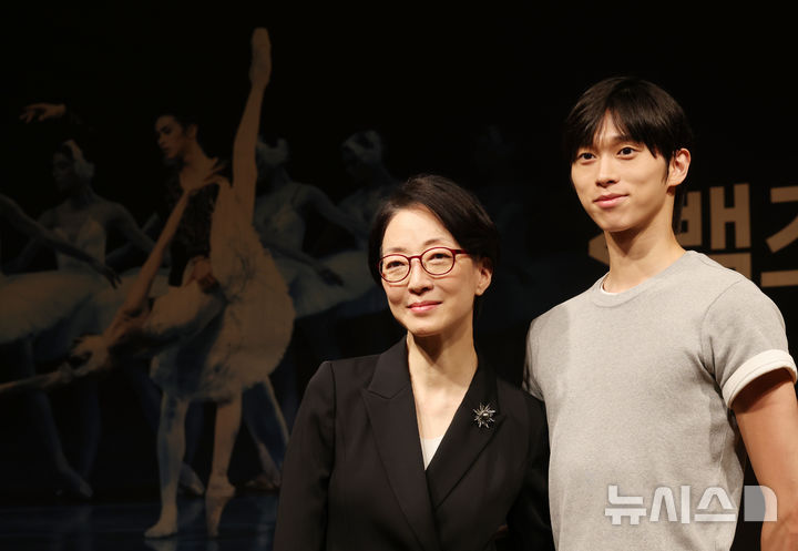 [서울=뉴시스] 박주성 기자 = 문훈숙 유니버셜발레단 단장과 지크프리드 역을 맡은 전민철 발레리노가 6일 오전 서울 서초구 예술의전당 음악당 인춘아트홀에서 열린 예술의전당 & 유니버설발레단 공동기획 '백조의 호수' 기자간담회에서 포즈를 취하고 있다. 2026.08.06. park7691@newsis.com