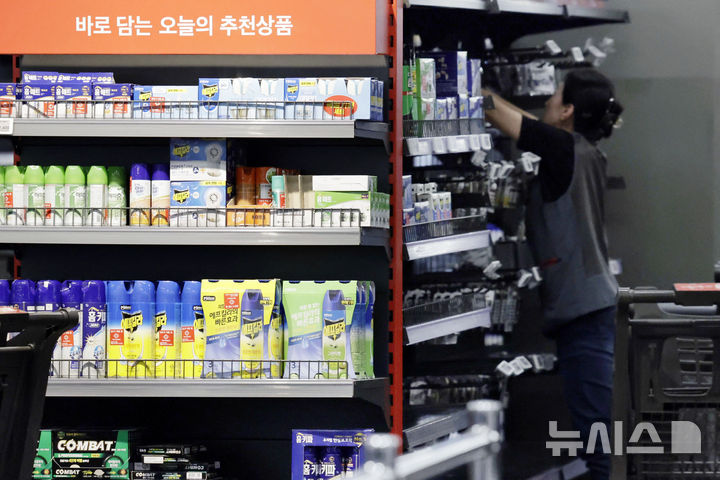 [서울=뉴시스] 최동준 기자 = 6일 서울 한 홈플러스 매장에서 직원들이 영업 재개 준비를 하고 있다. 2026.08.06. photocdj@newsis.com