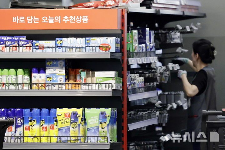 [서울=뉴시스] 최동준 기자 = 6일 서울 한 홈플러스 매장에서 직원들이 영업 재개 준비를 하고 있다. 2026.08.06. photocdj@newsis.com