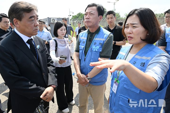 [무안=뉴시스] 이현행 기자 = 최기영 항공·철도사고조사위원장(왼쪽)이 6일 오전 전남광주통합특별시 무안국제공항에서 김유진 12·29 무안공항 제주항공 여객기참사 유가족협의회 대표(오른쪽)와 대화하고 있다. 2026.08.06. lhh@newsis.com
