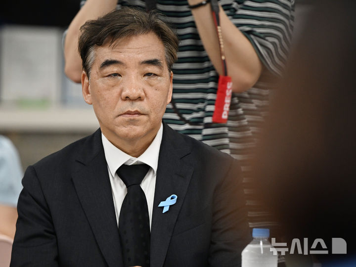[무안=뉴시스] 이현행 기자 = 최기영 항공·철도사고조사위원장이 6일 오전 전남광주통합특별시 무안국제공항에서 열린 12·29 무안공항 제주항공 유가족협의회 간담회에서 경청하고 있다. 2026.08.06. lhh@newsis.com