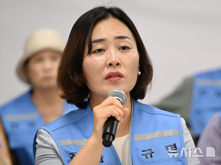 [무안=뉴시스] 이현행 기자 = 김유진 12·29 무안공항 제주항공 유가족협의회 대표가 6일 오전 전남광주통합특별시 무안국제공항에서 열린 항공·철도사고조사위원회에서 발언하고 있다. 2026.08.06. lhh@newsis.com