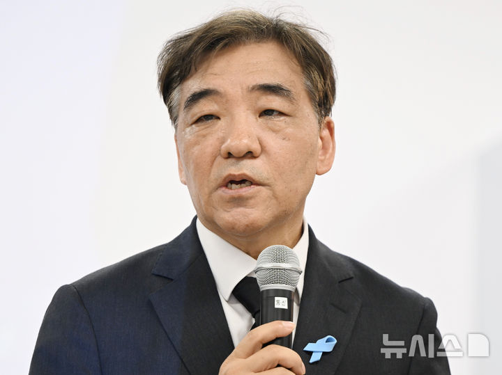 [무안=뉴시스] 이현행 기자 = 최기영 항공·철도사고조사위원장이 6일 오전 전남광주통합특별시 무안국제공항에서 12·29 무안공항 제주항공 유가족협의회 간담회에서 발언하고 있다. 2026.08.06. lhh@newsis.com