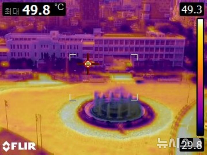 [전남광주=뉴시스] 이영주 기자 = 절기상 가을의 시작을 알리는 입추(立秋)를 하루 앞둔 6일 오전 열화상 카메라로 촬영한 전남광주 동구 5·18민주광장의 지표면 온도가 최대 49.8도에 육박하고 있다. 열화상 카메라로 촬영한 사진은 온도가 높을수록 붉은색, 낮을수록 푸른색으로 표시된다. 전남광주 광주동부지역은 지난 1일부터 5일까지 이어졌던 폭염중대경보가 해제된 지 하루 만인 6일 다시 발효됐다. 2026.08.06.leeyj2578@newsis.com