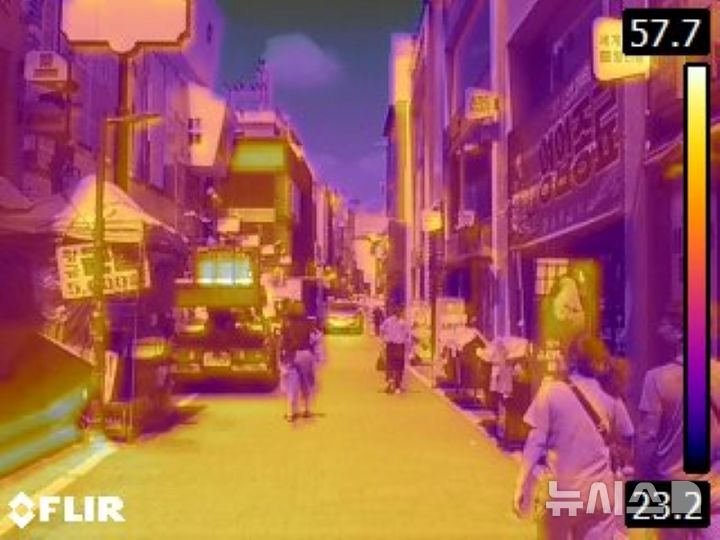 [전남광주=뉴시스] 이영주 기자 = 절기상 가을의 시작을 알리는 입추(立秋)를 하루 앞둔 6일 오전 열화상 카메라로 촬영한 전남광주 동구 충장로의 지표면 온도가 최대 57.7도에 이르고 있다. 열화상 카메라로 촬영한 사진은 온도가 높을수록 붉은색, 낮을수록 푸른색으로 표시된다. 전남광주 광주동부지역은 지난 1일부터 5일까지 이어졌던 폭염중대경보가 해제된 지 하루 만인 6일 다시 발효됐다. 2026.08.06.leeyj2578@newsis.com